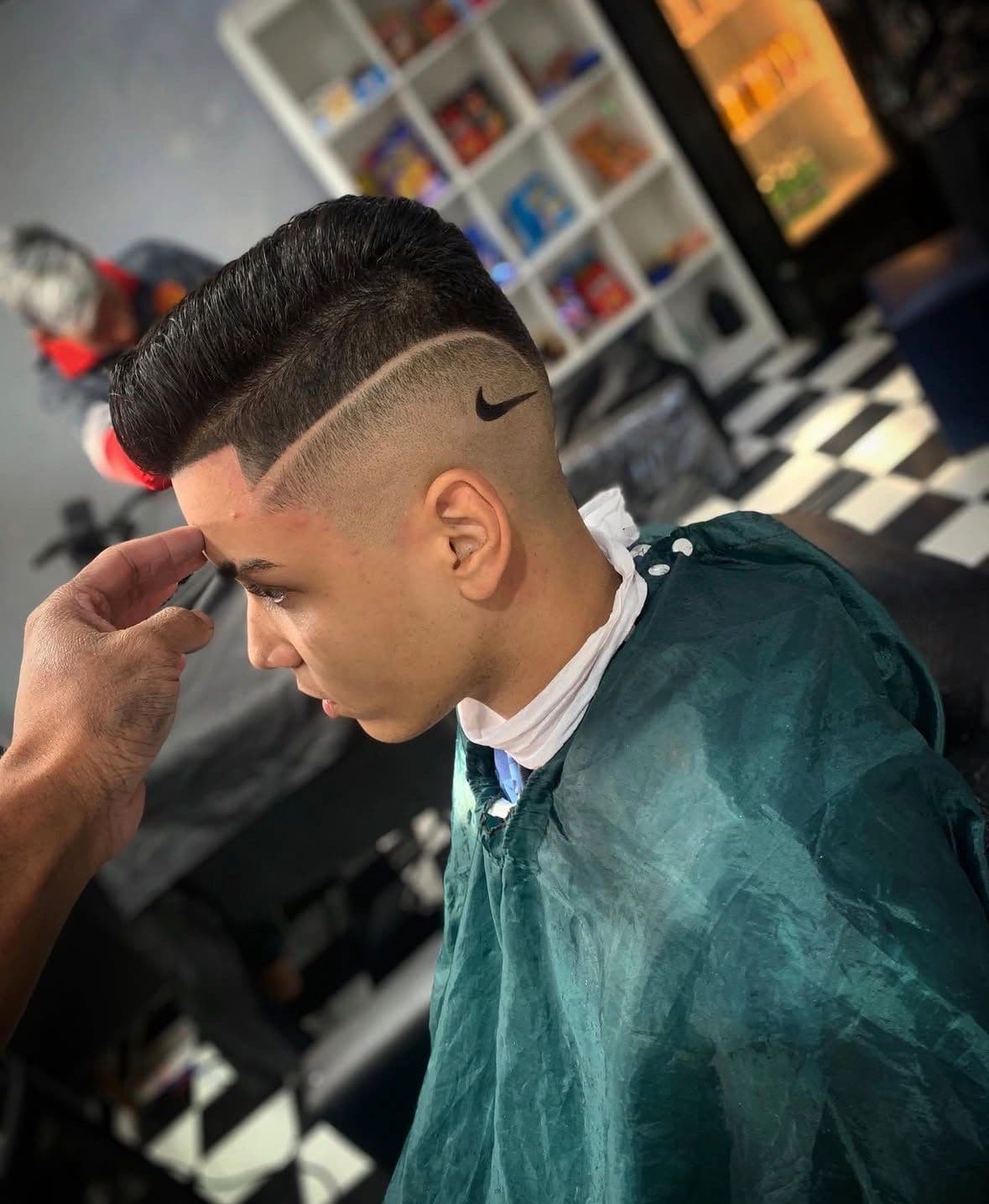 Corte masculino com acabamento preciso, risco lateral e finalização detalhada.